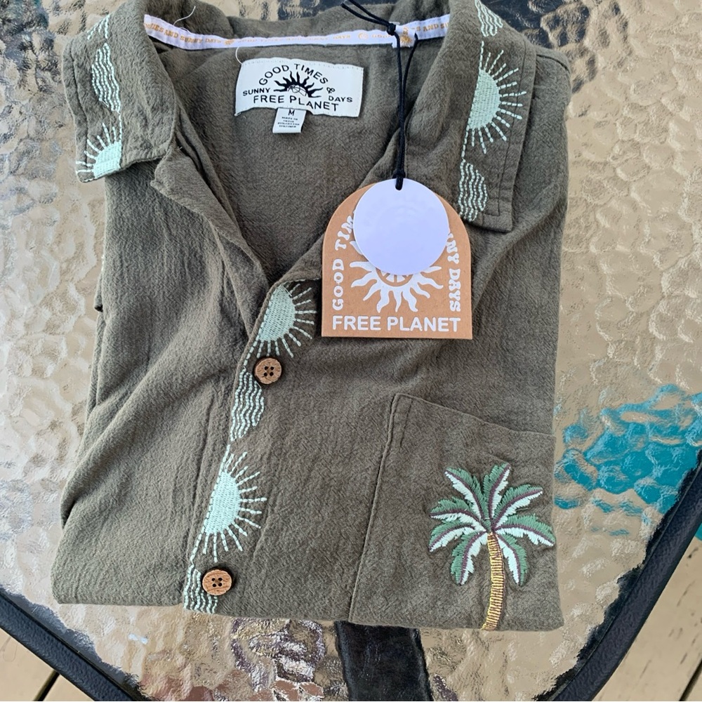 Free Planet NWT good times sunny days men’s Sz med button down shirt